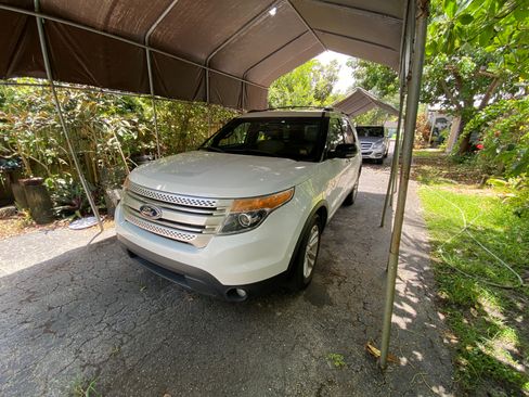 Used 2014 Ford Explorer XLT w/ Equipment Group 202A FWD image 1