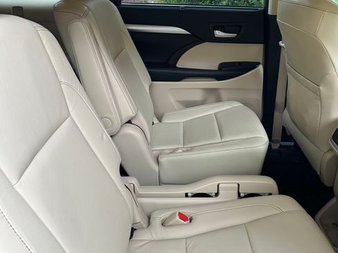 Used 2017 Toyota Highlander XLE image 12