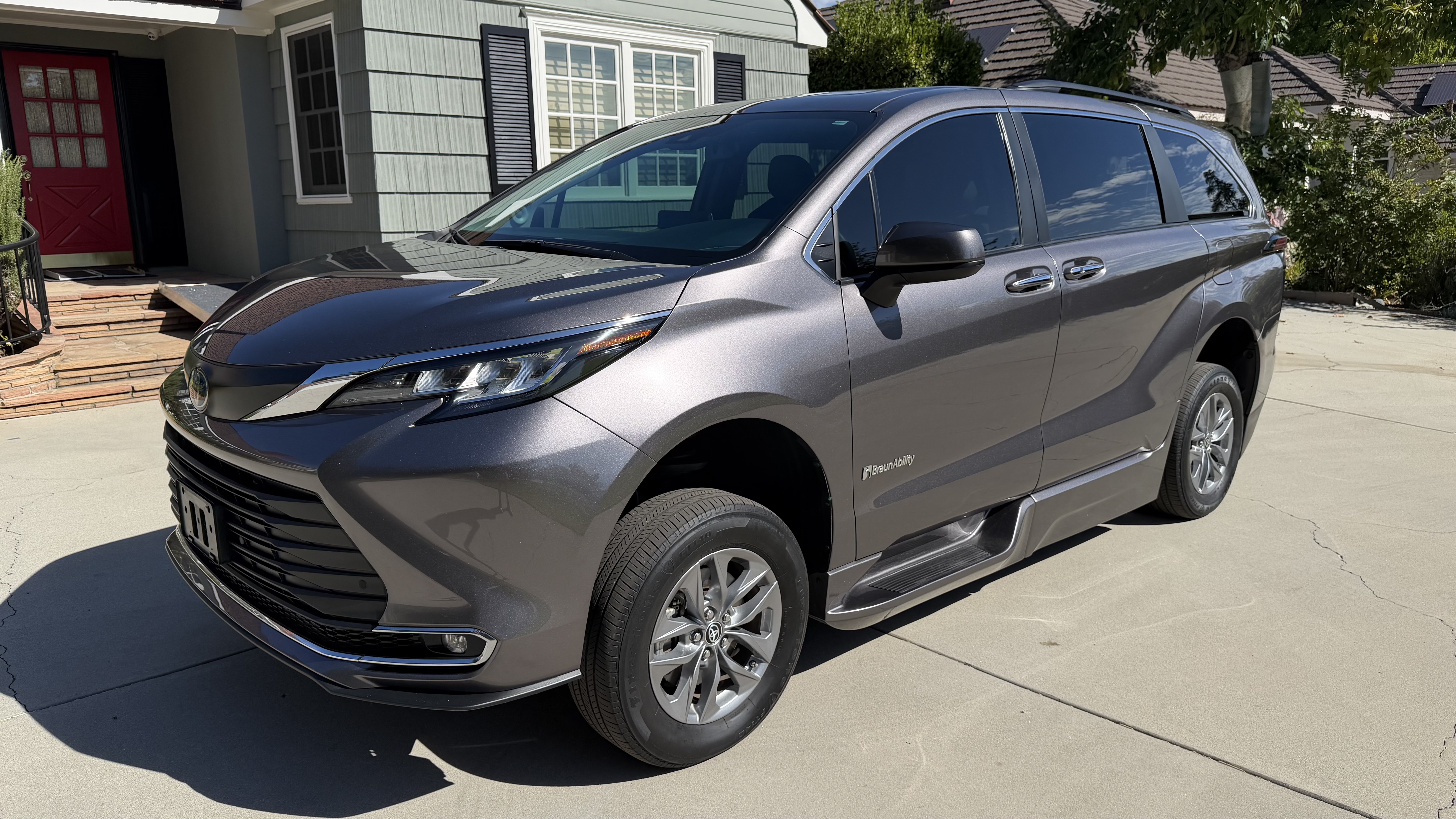 Used 2022 Toyota Sienna XLE w/ XLE Plus Package FWD image 4
