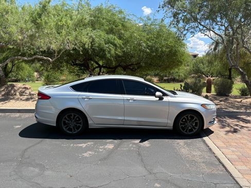 Used 2018 Ford Fusion SE w/ Equipment Group 201A FWD image 6