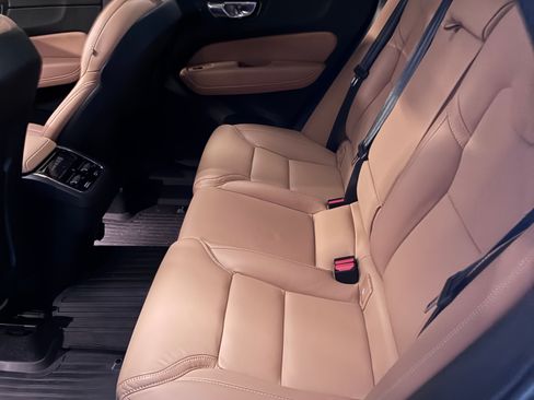 Used 2022 Volvo XC60 B5 Inscription w/ Advanced Package image 6