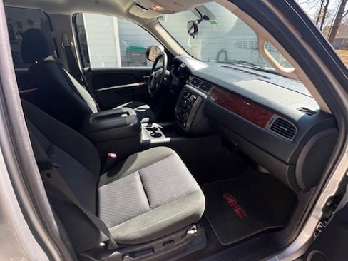 Used 2011 GMC Yukon XL SLE image 11