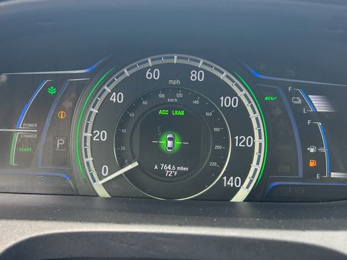 Used 2017 Honda Accord Touring image 2