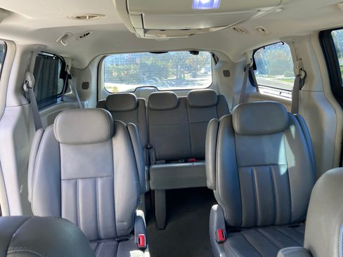 Used 2009 Chrysler Town & Country Touring image 10