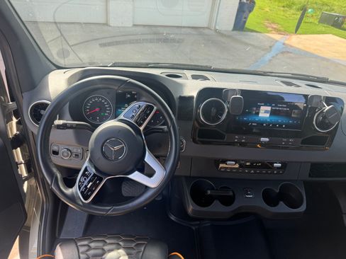 Used 2022 Mercedes-Benz Sprinter 2500 image 12