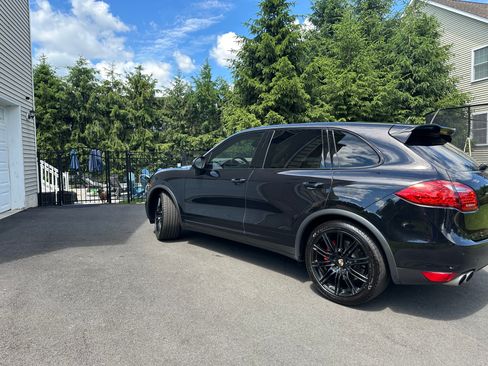 Used 2013 Porsche Cayenne Turbo AWD/4WD image 2