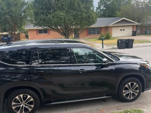 Used 2020 Toyota Highlander XLE FWD image 4