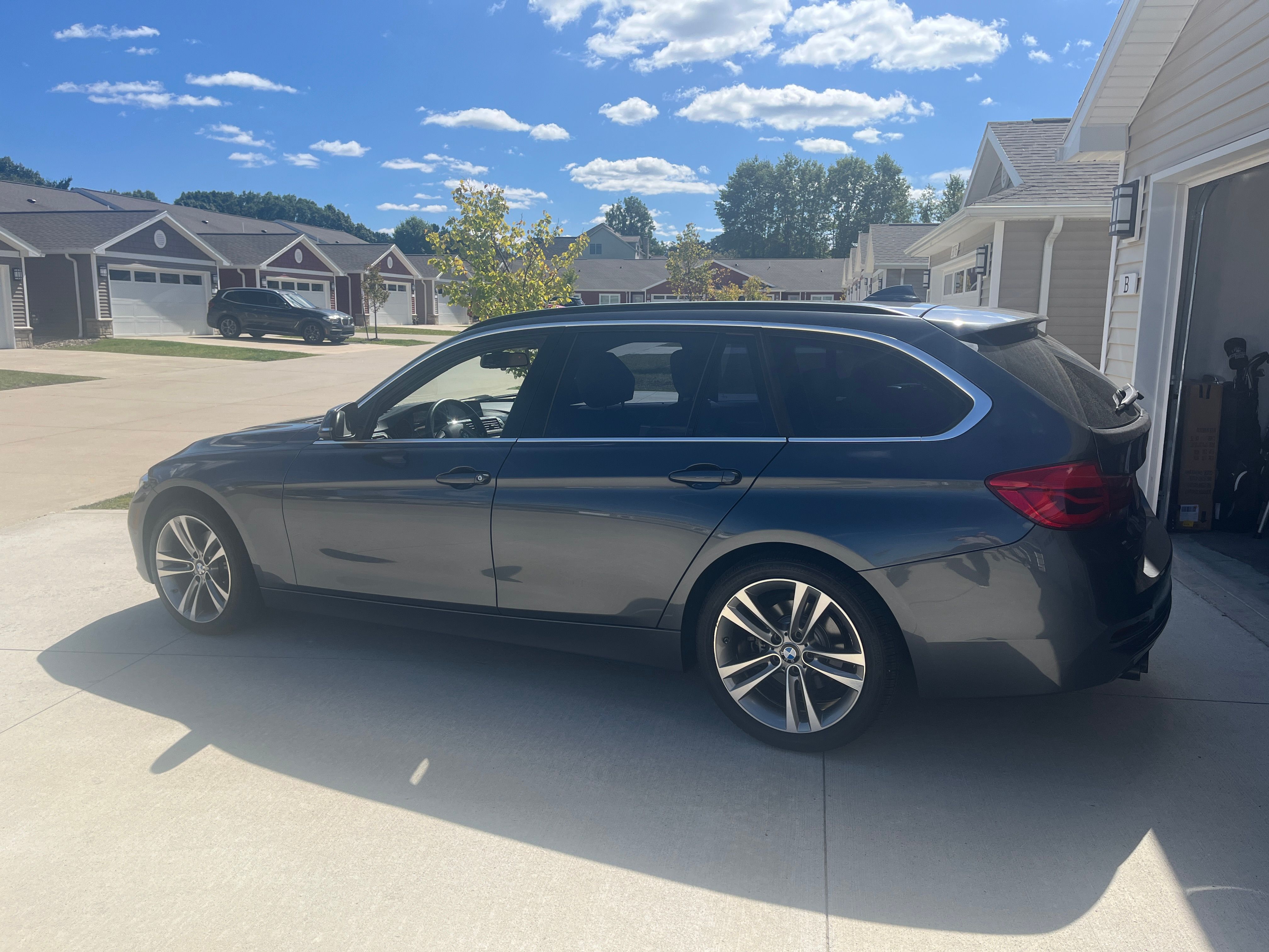 Used 2018 BMW 330i xDrive Wagon AWD/4WD image 2