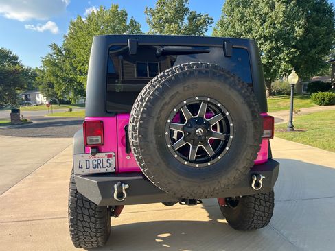 Used 2017 Jeep Wrangler Unlimited Rubicon w/ Connectivity Group image 10