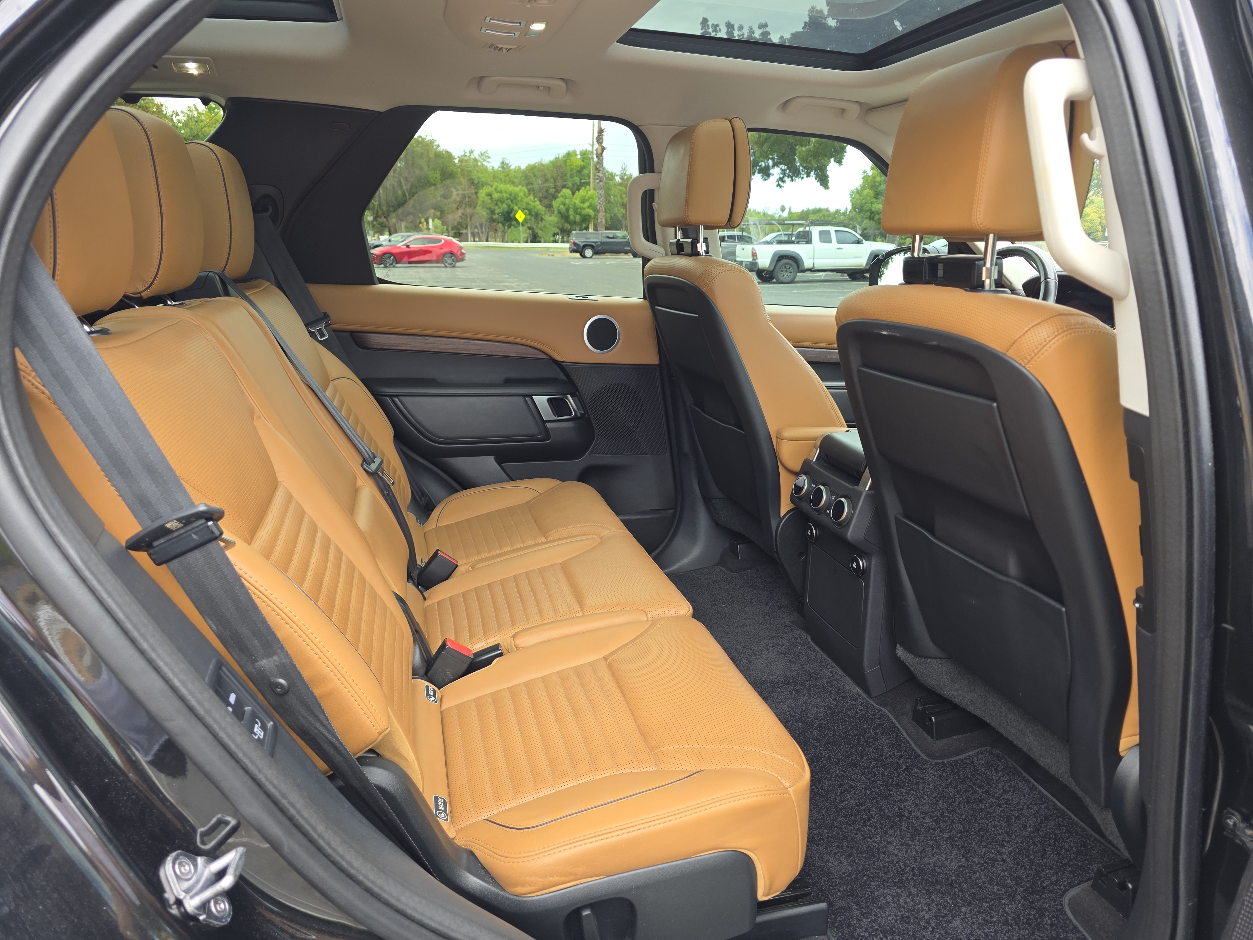 Used 2018 Land Rover Discovery HSE Luxury AWD/4WD image 16