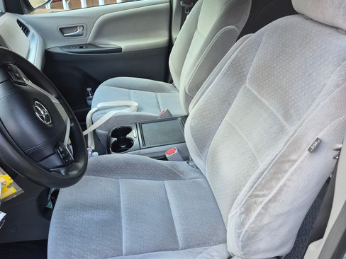 Used 2015 Toyota Sienna LE image 11