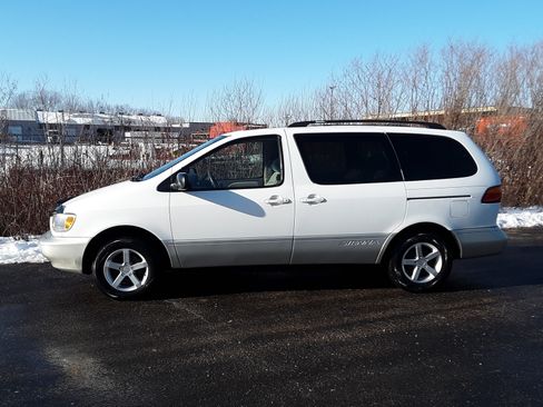 Used 1999 Toyota Sienna XLE image 2