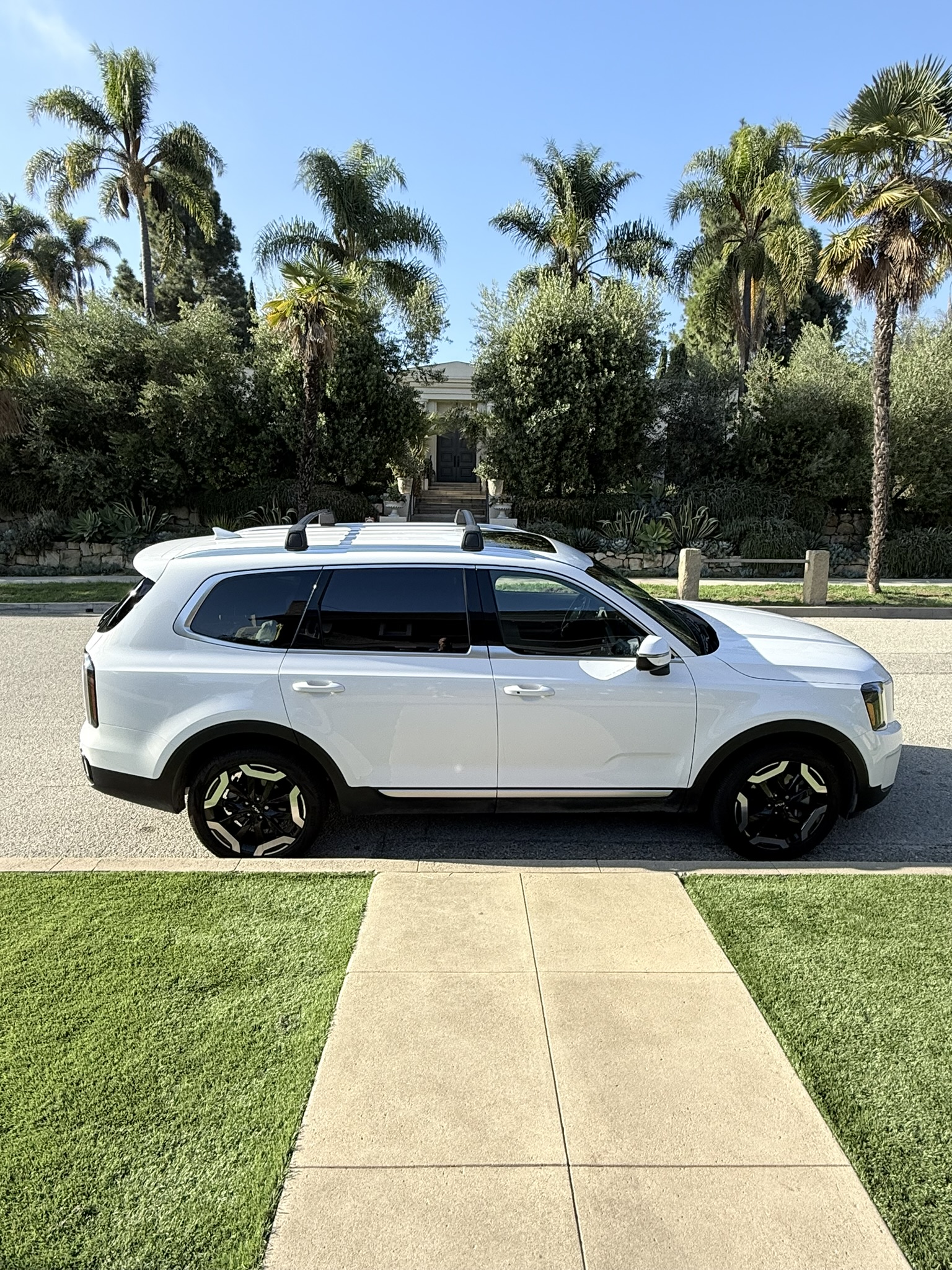 Used 2023 Kia Telluride EX w/ EX Captain's Chair Package FWD image 2