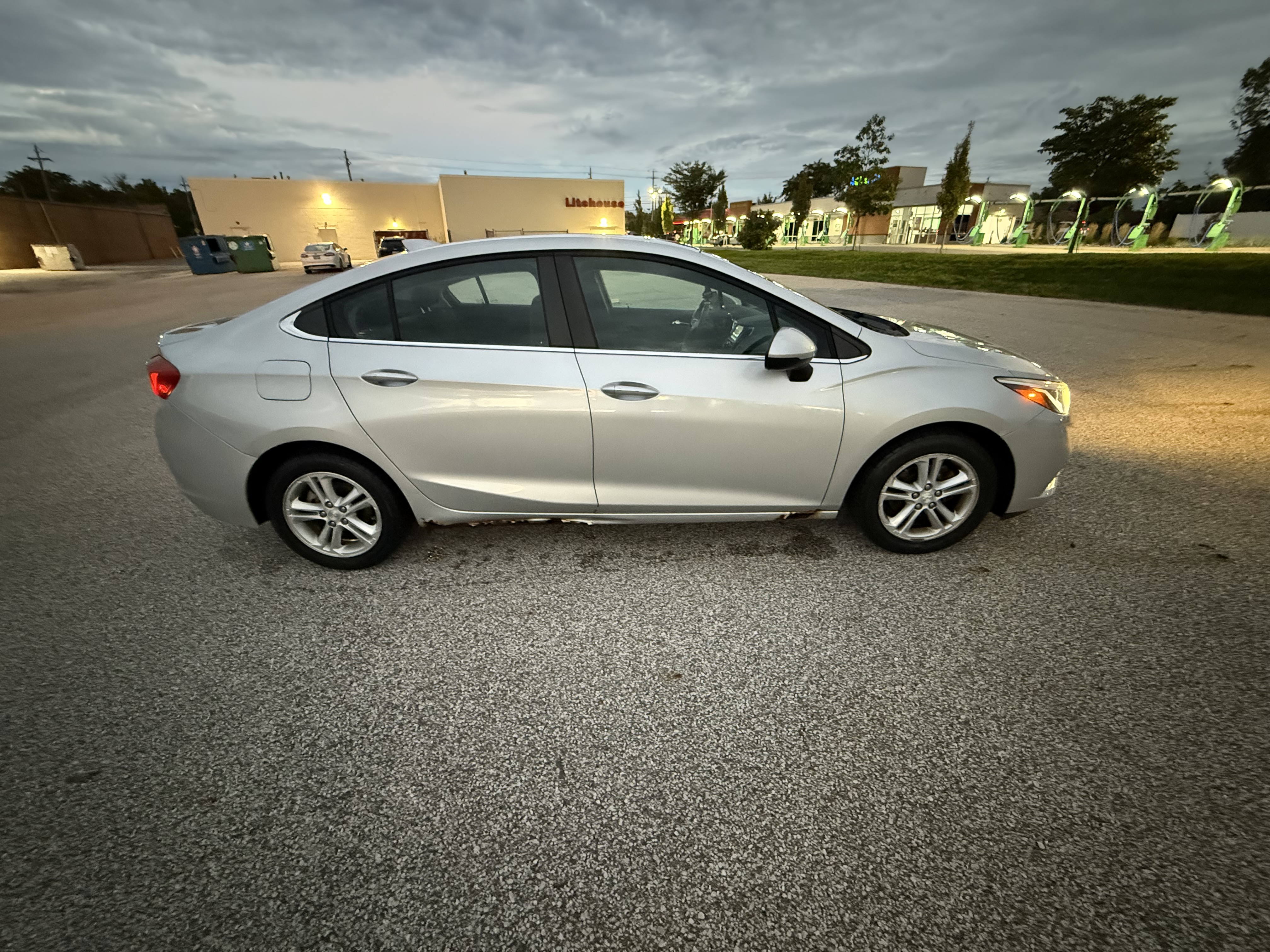 Used 2018 Chevrolet Cruze LT w/ Convenience Package FWD image 5