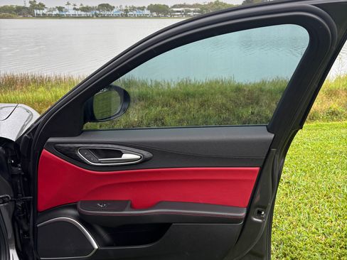 Used 2019 Alfa Romeo Giulia w/ Nero Edizione image 17