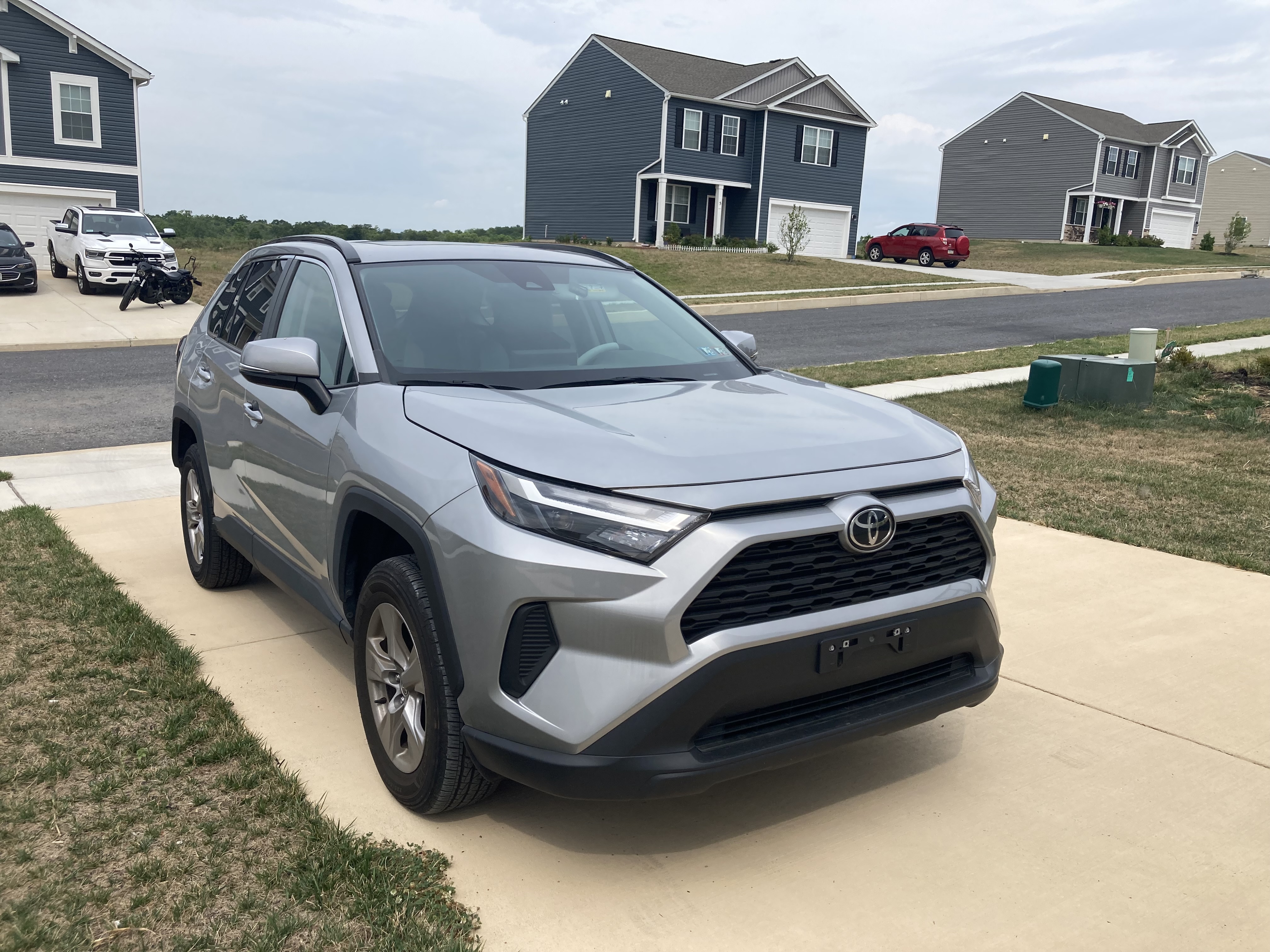 Used 2022 Toyota RAV4 XLE w/ Convenience Package AWD/4WD image 1