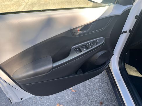 Used 2020 Hyundai Kona SE w/ Cargo Package image 13