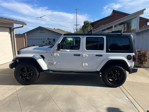 Used 2021 Jeep Wrangler Unlimited Sahara w/ Safety Group AWD/4WD image 8