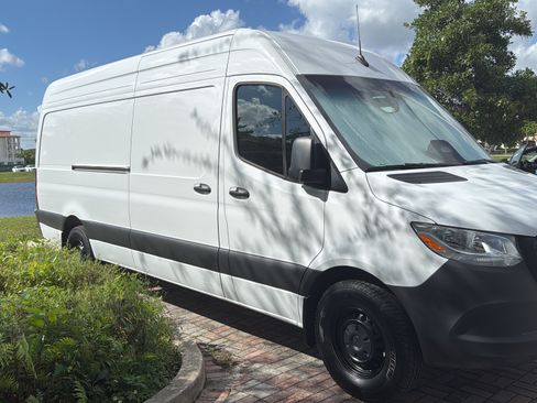 Used 2025 Mercedes-Benz Sprinter 2500 image 2