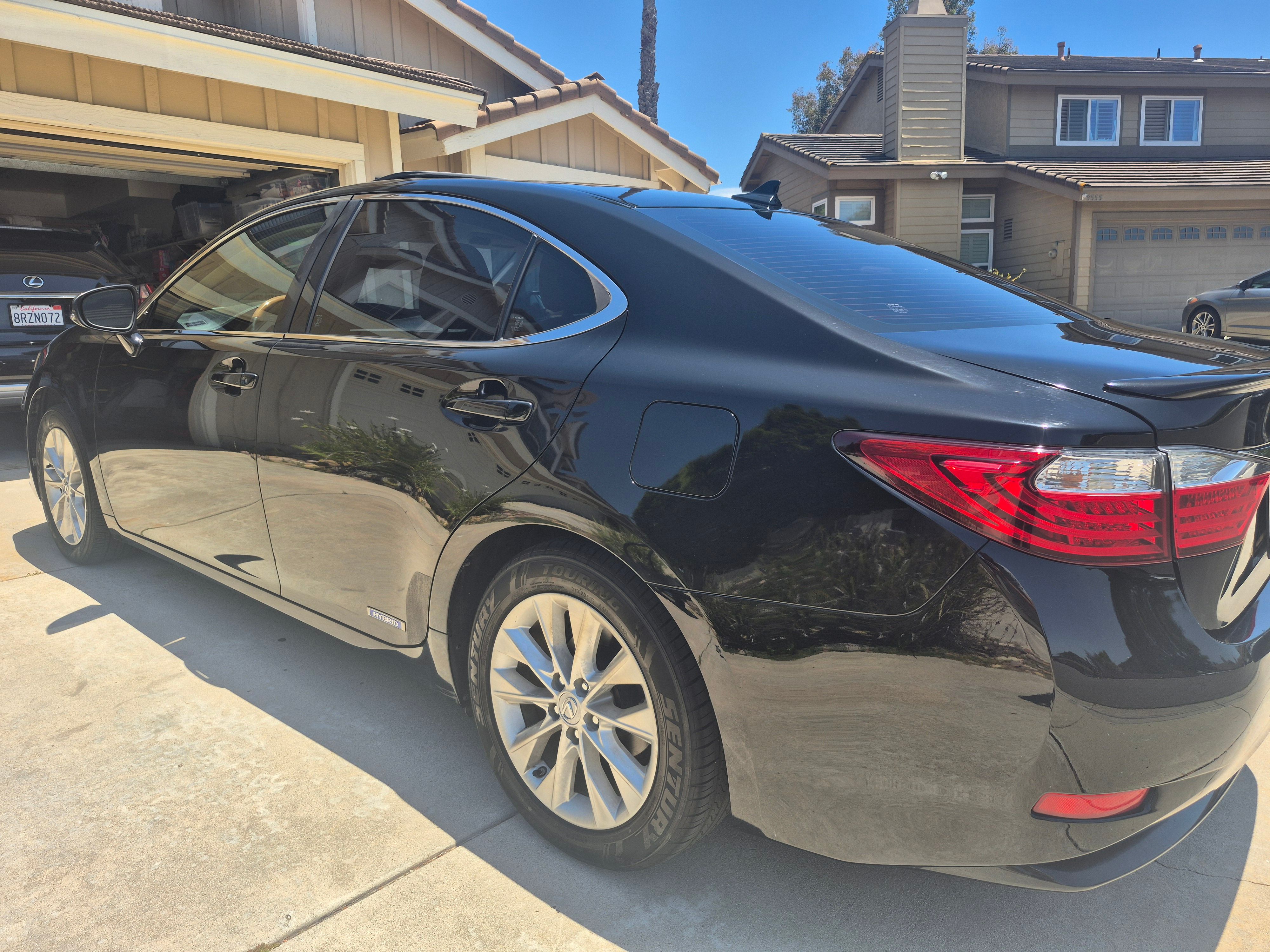 Used 2014 Lexus ES 300h w/ Premium Package w/Bamboo Trim FWD image 2