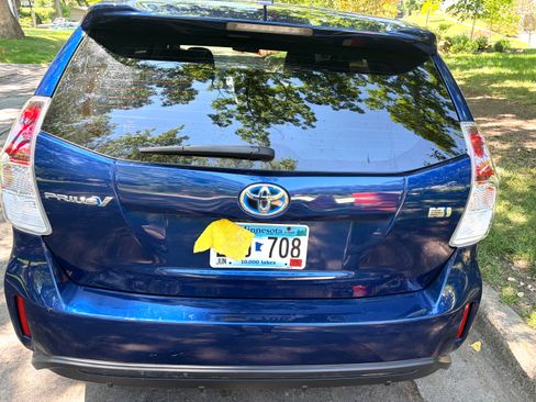 Used 2017 Toyota Prius V Three FWD image 4