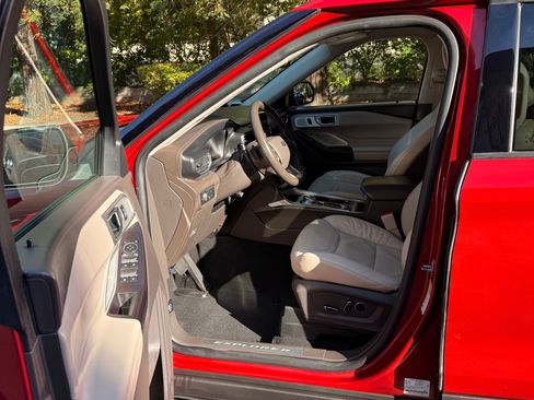 Used 2020 Ford Explorer Platinum w/ Premium Technology Package image 14