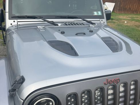 Used 2016 Jeep Wrangler Unlimited Sahara AWD/4WD image 9