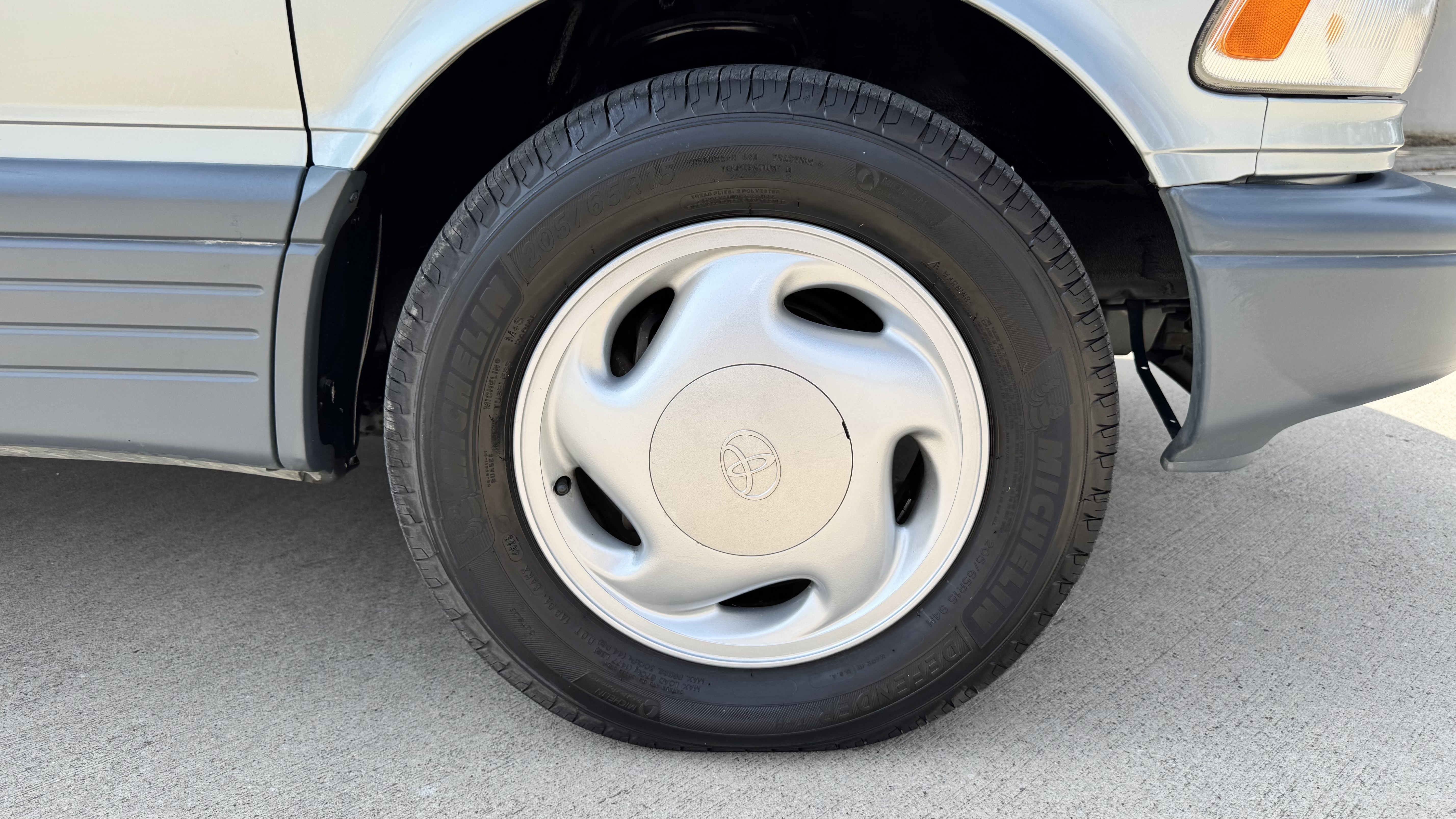 Used 1993 Toyota Previa Deluxe RWD image 9