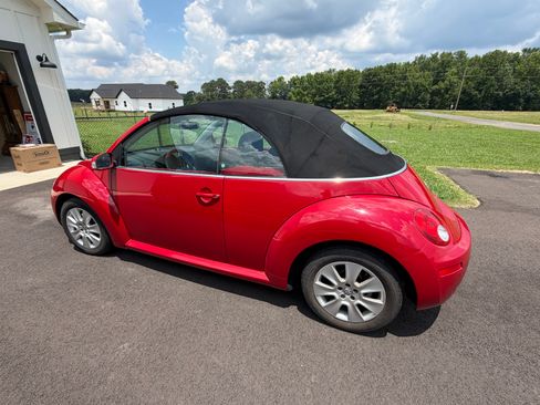 Used 2010 Volkswagen Beetle Convertible FWD image 4