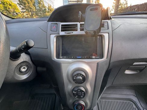 Used 2010 Toyota Yaris 4-Door Hatchback image 20