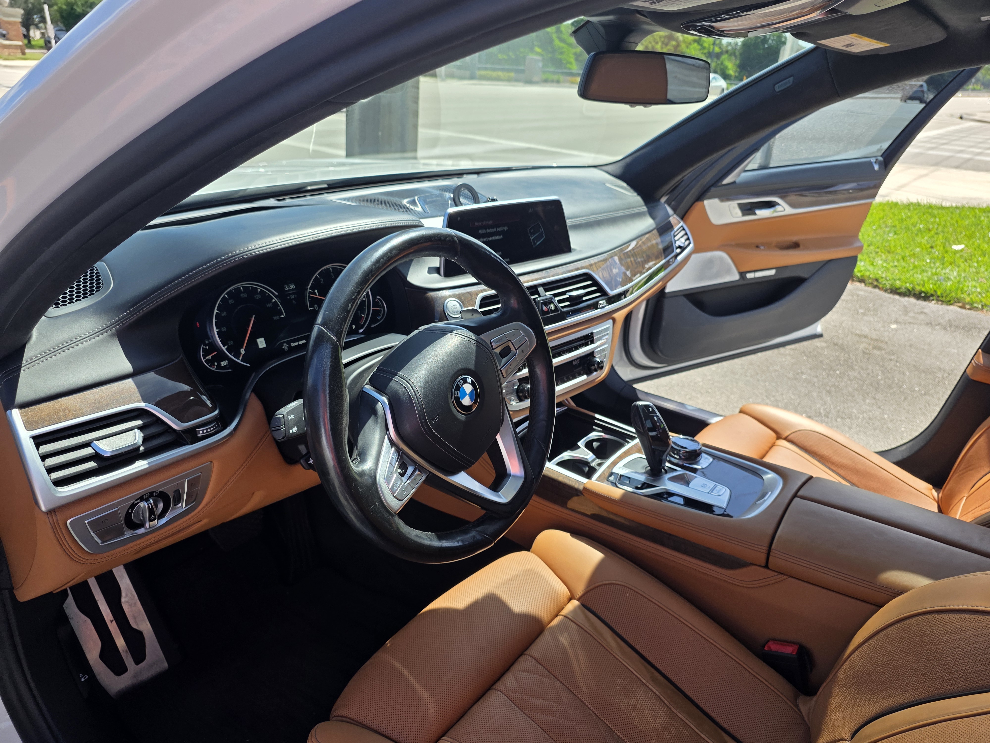 Used 2018 BMW 750i RWD image 10