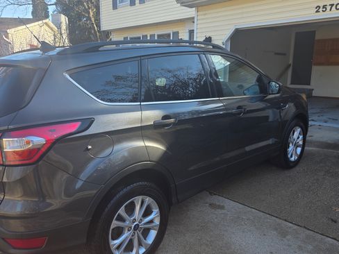 Used 2018 Ford Escape SE w/ SE Sync 3 Package image 10