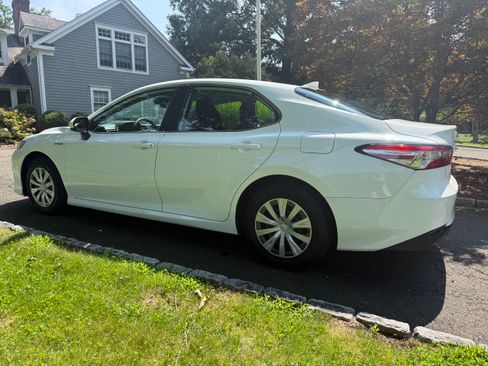 Used 2020 Toyota Camry LE FWD image 2