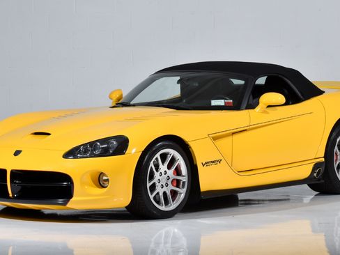 Used 2005 Dodge Viper SRT-10 image 2