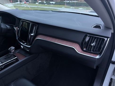Used 2021 Volvo S60 T5 Momentum w/ Premium Package image 12