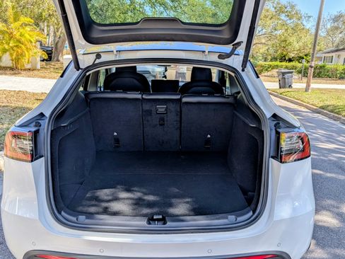 Used 2022 Tesla Model Y Long Range image 8