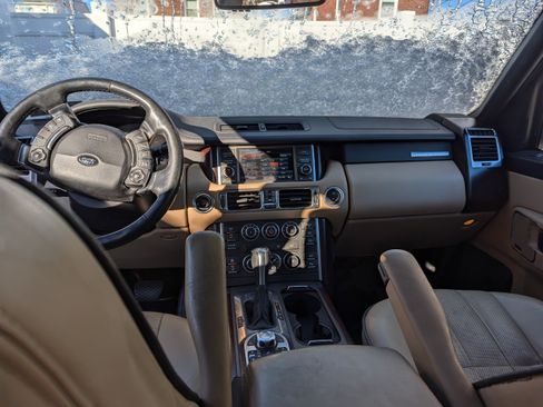 Used 2010 Land Rover Range Rover HSE image 11