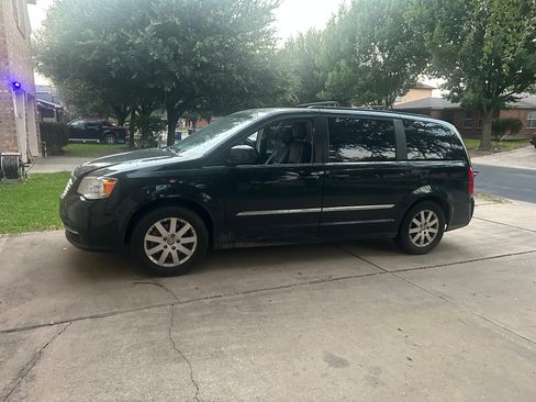 Used 2016 Chrysler Town & Country Touring FWD image 1