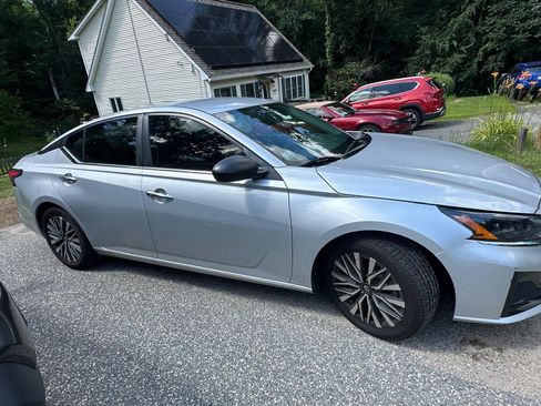Used 2024 Nissan Altima 2.5 SV FWD image 8
