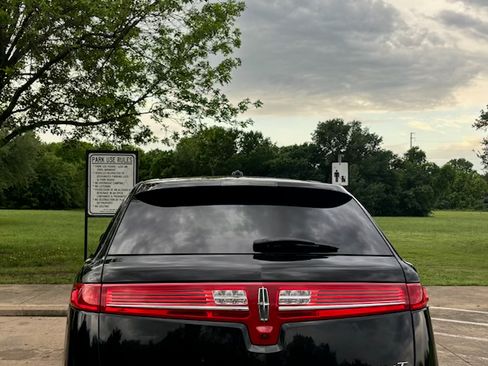 Used 2017 Lincoln MKT AWD image 5