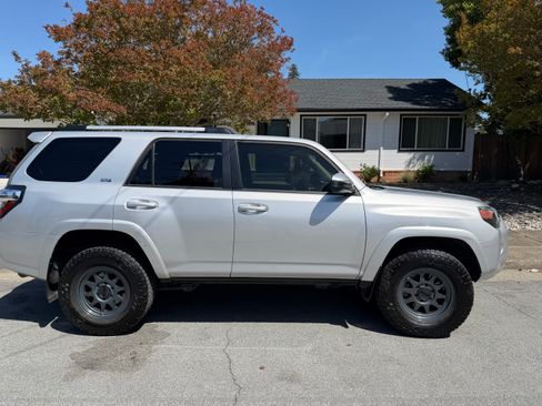 Used 2020 Toyota 4Runner SR5 AWD/4WD image 2