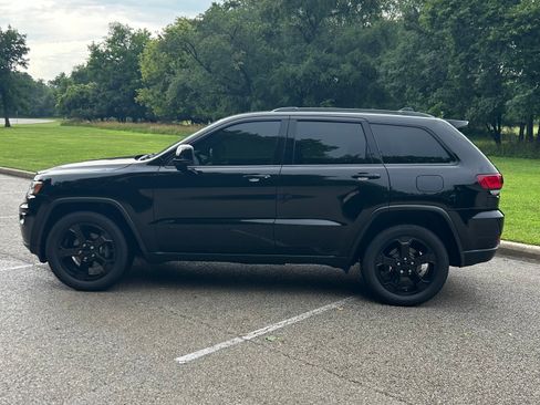 Used 2018 Jeep Grand Cherokee Laredo AWD/4WD image 4