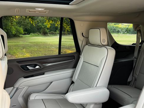 Used 2024 GMC Yukon Denali AWD/4WD image 11