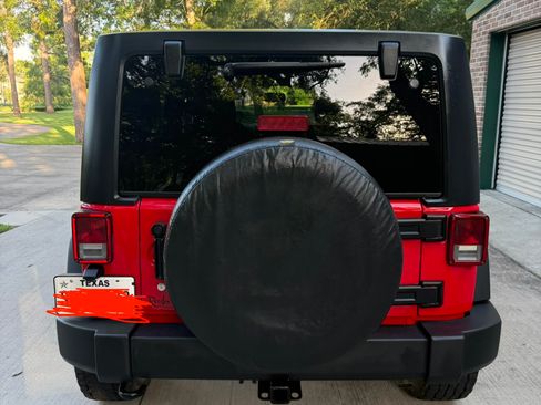 Used 2016 Jeep Wrangler Unlimited Rubicon w/ Connectivity Group AWD/4WD image 17