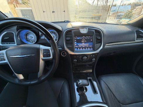 Used 2014 Chrysler 300 C image 9