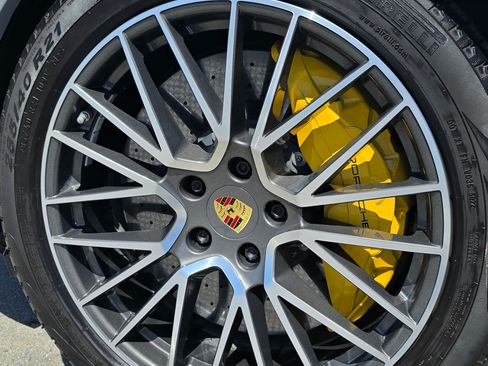 Used 2019 Porsche Cayenne Turbo image 20