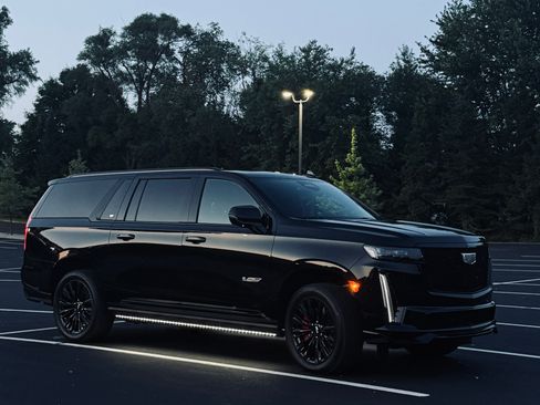 Used 2024 Cadillac Escalade ESV V w/ LPO, ONYX Package image 2