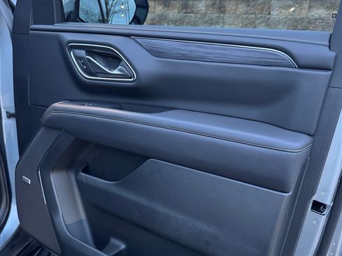 Used 2024 GMC Yukon SLT w/ SLT Premium Package image 18