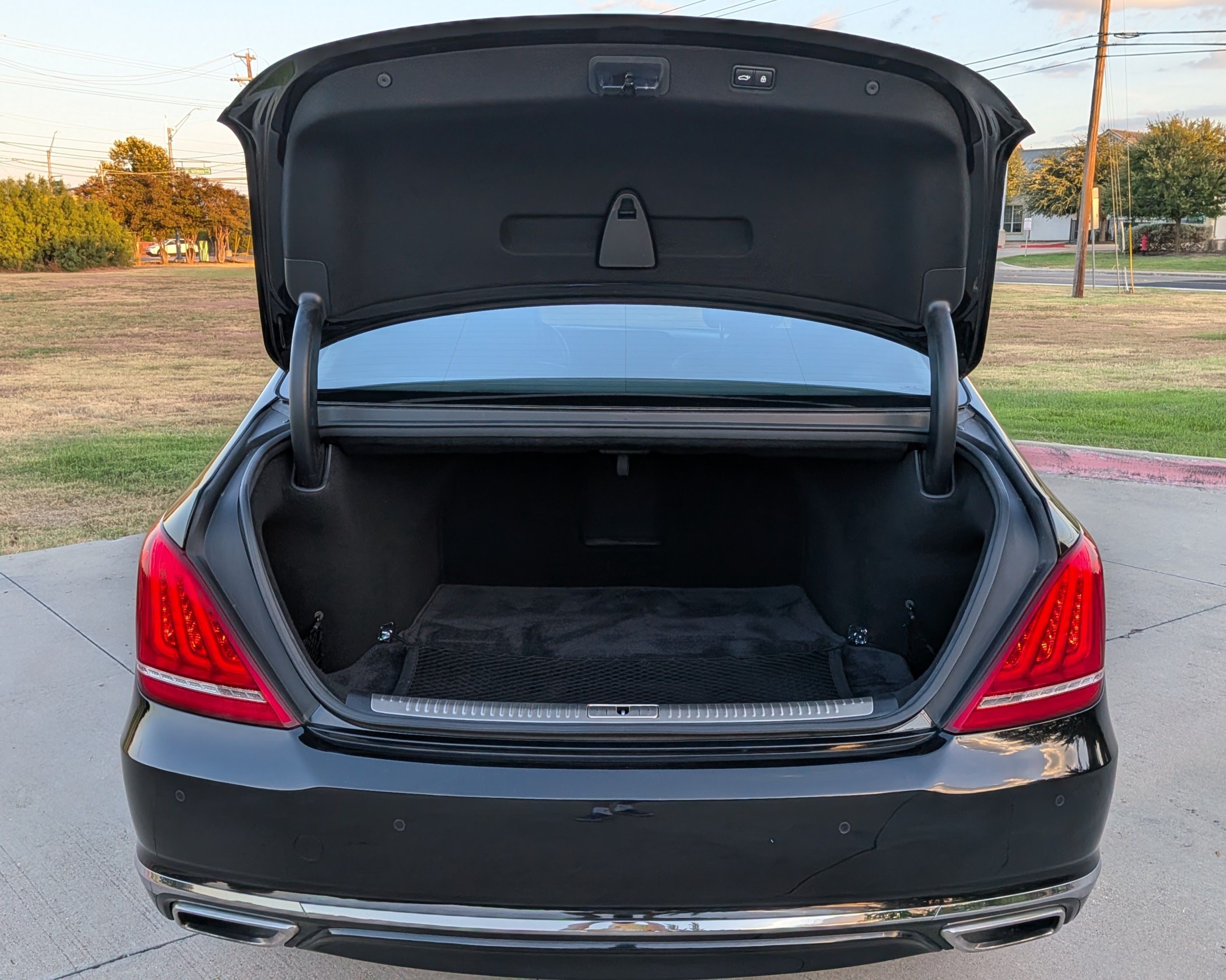 Used 2018 Genesis G90 3.3T Premium RWD image 13