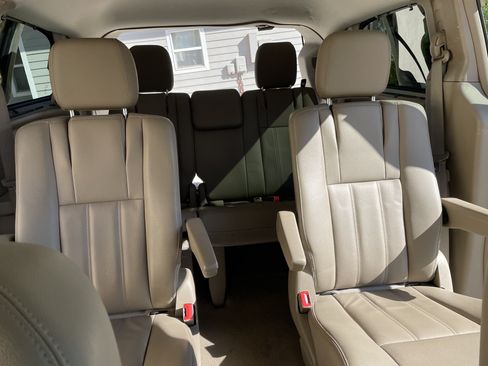 Used 2015 Chrysler Town & Country Touring w/ Driver Convenience Group FWD image 17